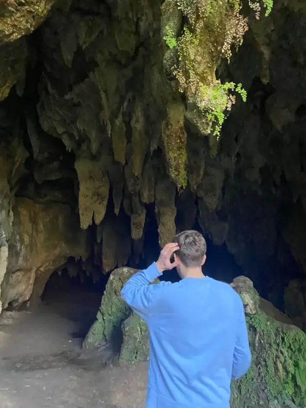 Persona dentro de una cueva
