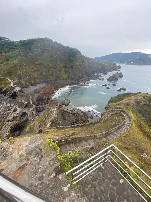 Camino de piedra a Gaztelugatxe