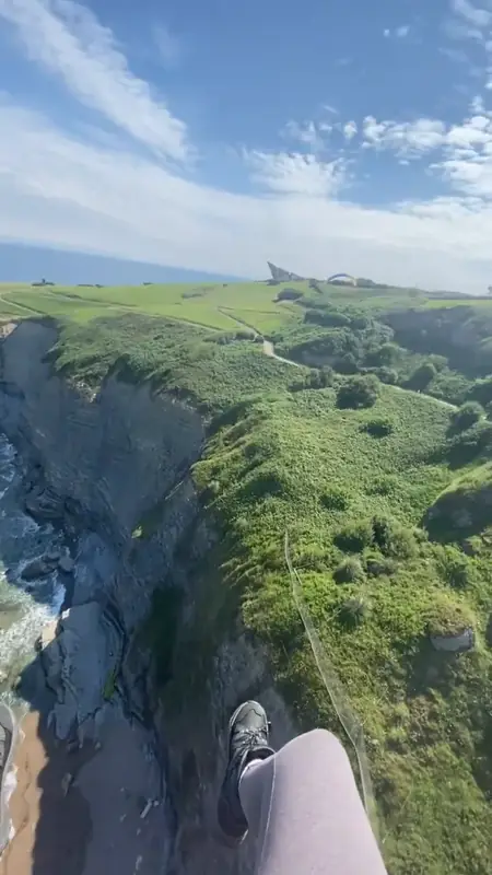 Parapente sobre acantilados