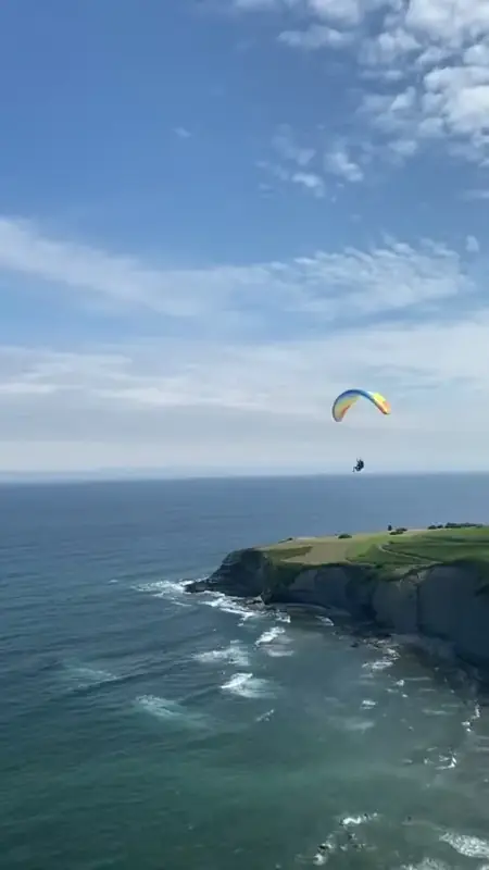 Parapente sobre los acantilados