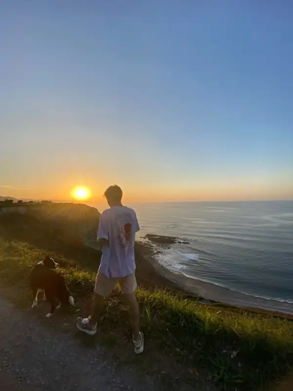 Paseo al atardecer junto al mar